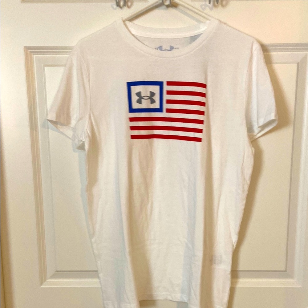 NWT women’s Under Armour Freedom White and Red Short Sleeve Tee with Flag.Size L